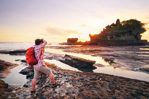 Mężczyzna cieszyć się piękny krajobraz Balijski — Zdjęcie stockowe