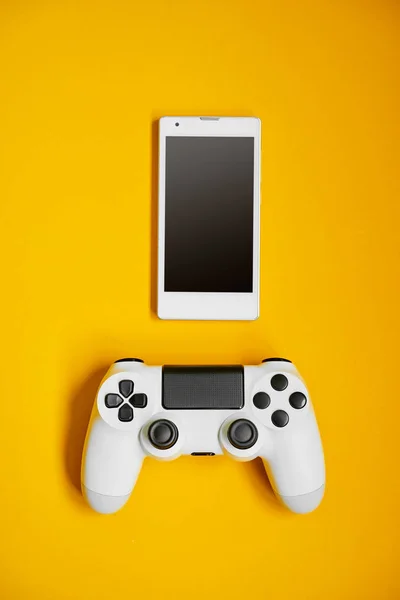Beyaz cep telefonu ve joystick — Stok fotoğraf