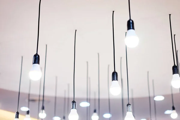 Ljuset från glödlampor hängande på rummet — Stockfoto