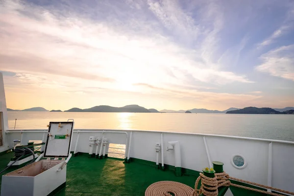 Barco cubierta con hermosa puesta de sol — Foto de Stock