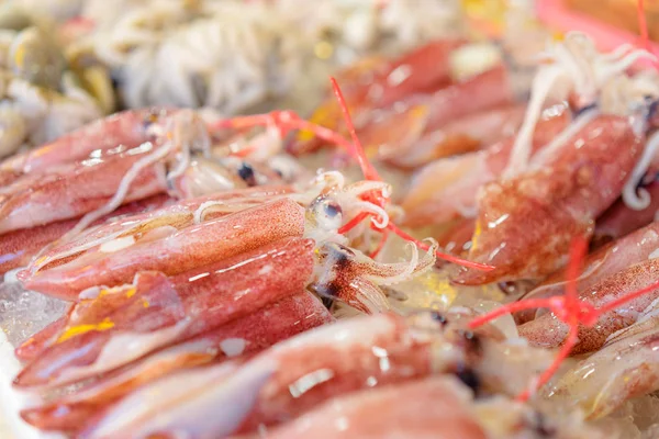 Mariscos en los estantes del mercado —  Fotos de Stock