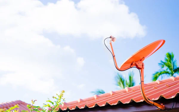 Satellite dish on roof. — Stock Photo, Image