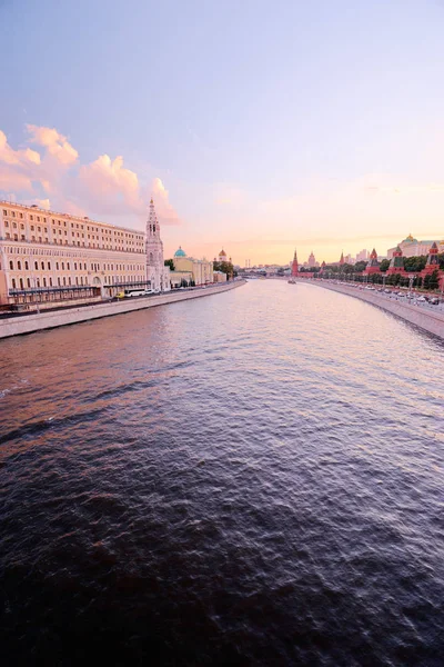 Moskou-rivier en Kremlin gebouwen — Stockfoto