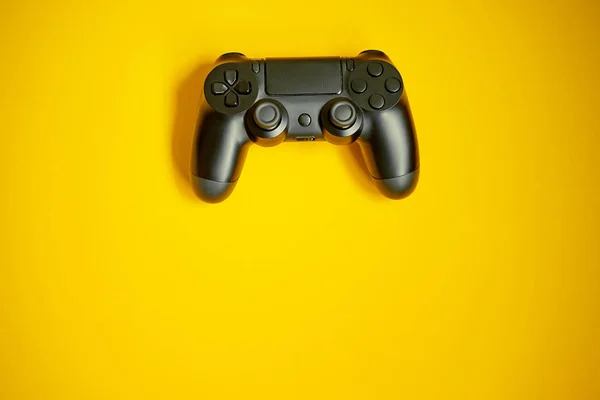 Joystick negro sobre amarillo — Foto de Stock