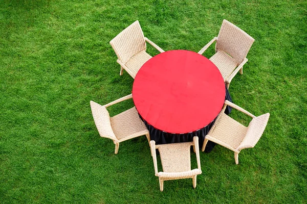 Tavolo rosso e sedie su erba — Foto Stock