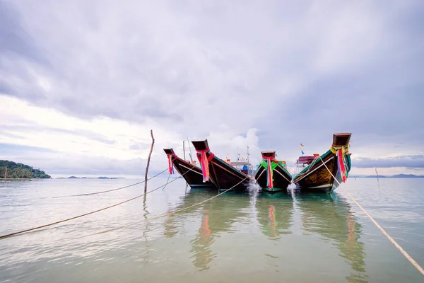 Barcos de cola larga tradicionales — Foto de Stock