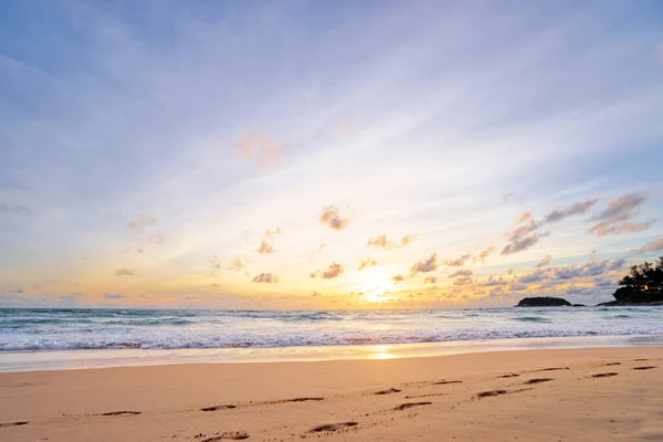 Pôr do sol na costa do mar . — Fotografia de Stock