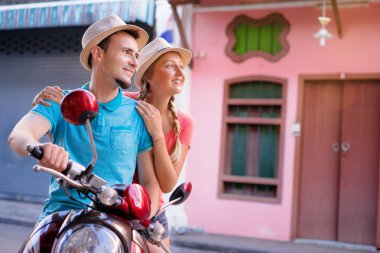 Adam scooter sürüş kız arkadaşı ile