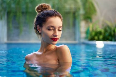 genç kadın rahatlatıcı Spa 