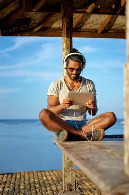 Tablet bilgisayar kullanan adam