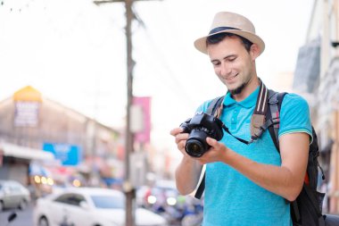 Sırt çantası kamera tutan adamla