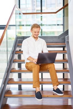 dizüstü bilgisayar üzerinde çalışan genç adam 