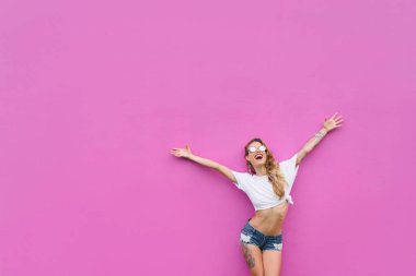 Rised elleri ile sportif kadın 