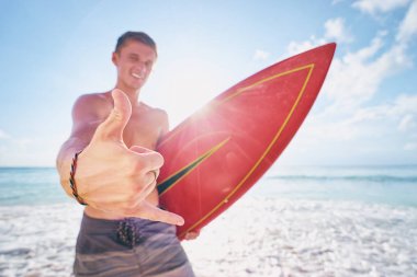  Sörf tahtası tutan genç adam 