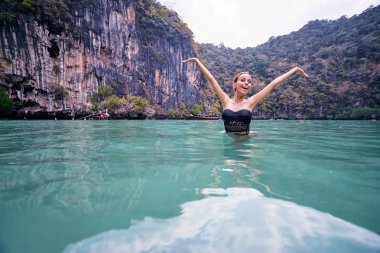 Eller yükselen genç kadın 