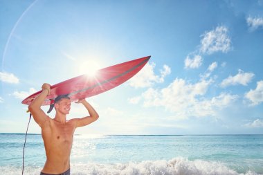 Sörf tahtası taşıyan genç adam