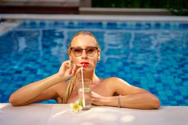 Havuzda kokteyl içme kadın