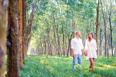 Romantik Çift yeşil Park'ta yürüyordunuz