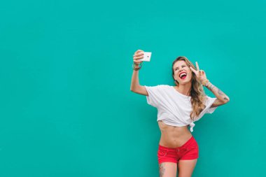 Kadın selfie alarak şort 