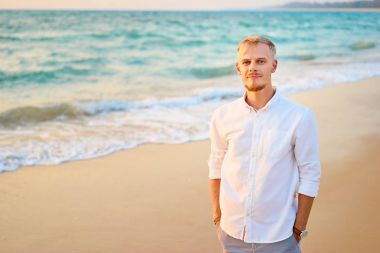 Kıyıda duran genç adam