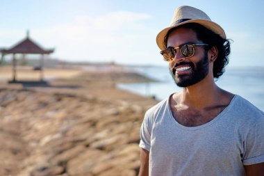 Genç Afrika adam sahilde