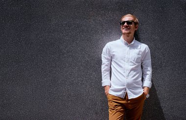 Güneş gözlüklü genç adam. 