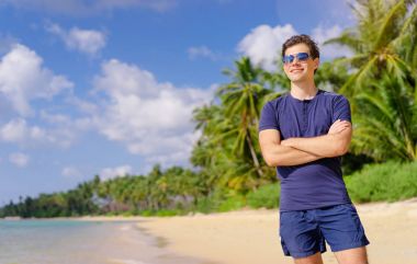 Sahilde dikilen adam