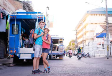 Birlikte yürüyüş backpackers birkaç 