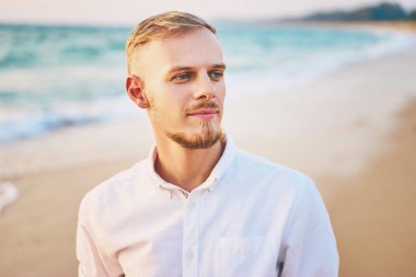 Kıyıda duran genç adam