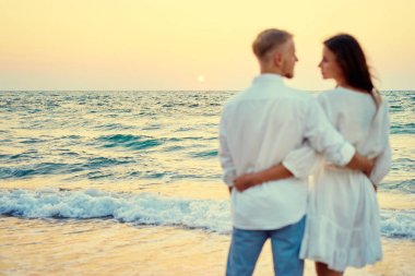 Kumsaldaki genç çift.