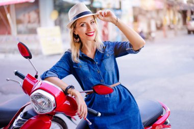 scooter üzerinde oturan genç kadın