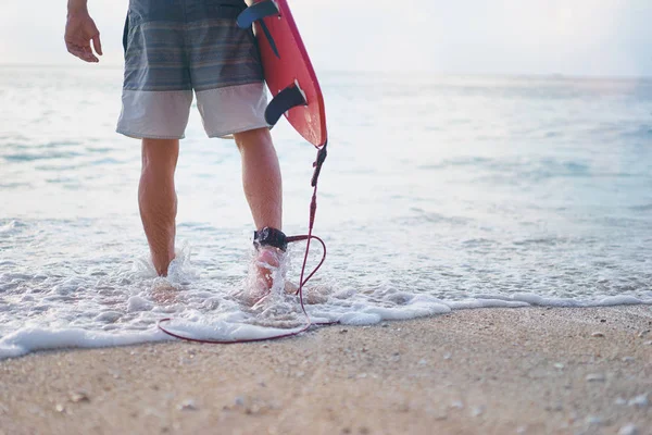 I piedi del surfista sulla spiaggia di sabbia — Foto Stock