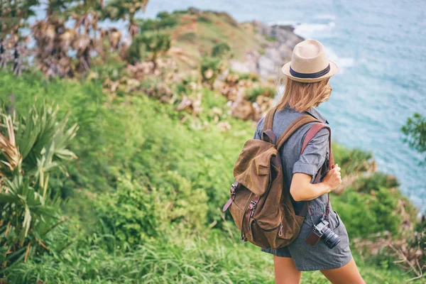 Mujer disfrutando de vistas al mar . —  Fotos de Stock