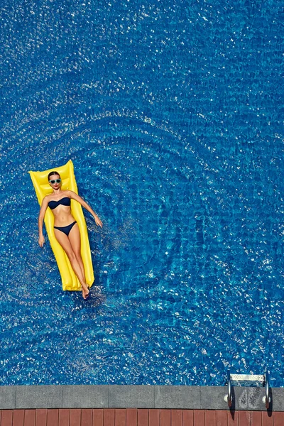 Mujer en colchón amarillo del aire —  Fotos de Stock