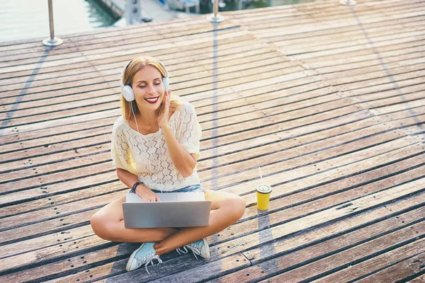 Jovem mulher usando laptop — Fotografia de Stock