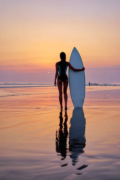 Giovane donna che tiene tavola da surf — Foto Stock