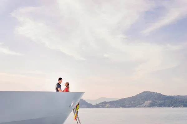 Paar genieten van uitzicht op schip — Stockfoto