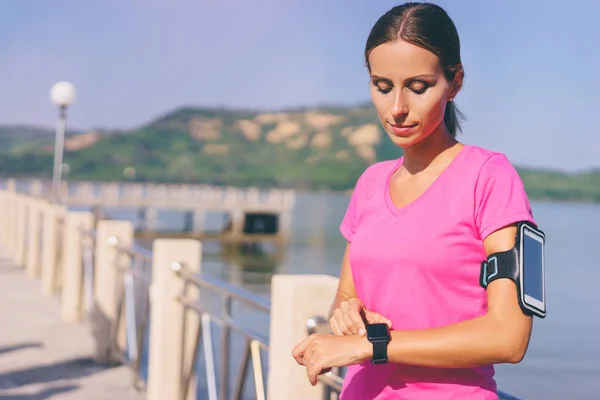 Женщина с помощью умных часы трекер — стоковое фото