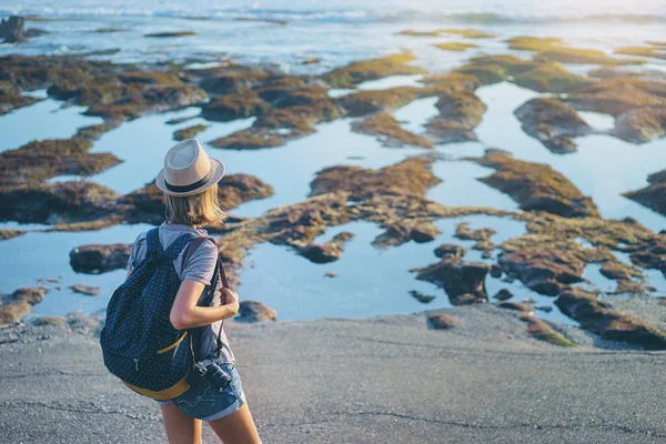 Mulher com câmera e mochila — Fotografia de Stock