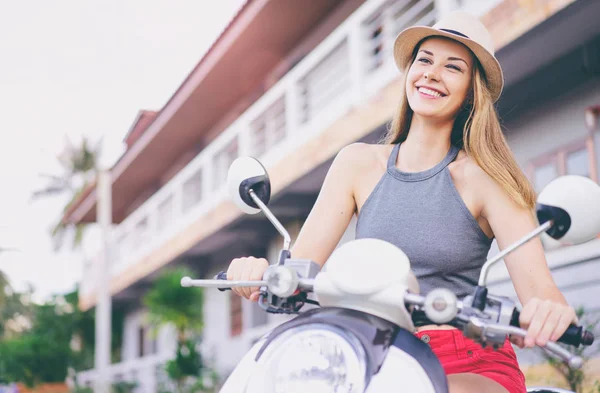 Молодая женщина на скутере — стоковое фото