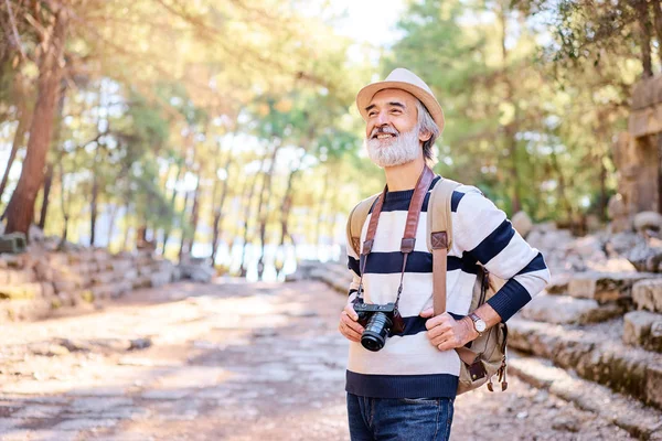 gülümseyen adam kamera tutarak 
