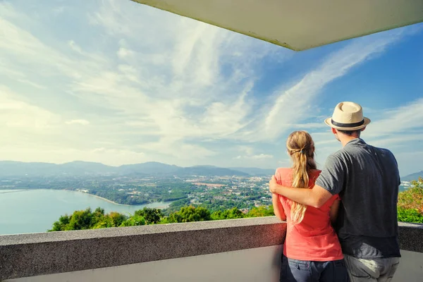 Paar von Reisenden genießen das Meer — Stockfoto