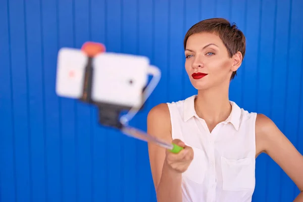 Kvinna med frisyr tar selfie — Stockfoto
