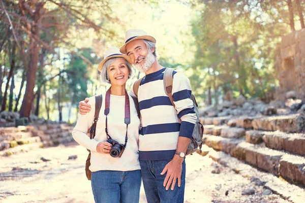 Senior familie samen wandelen — Stockfoto