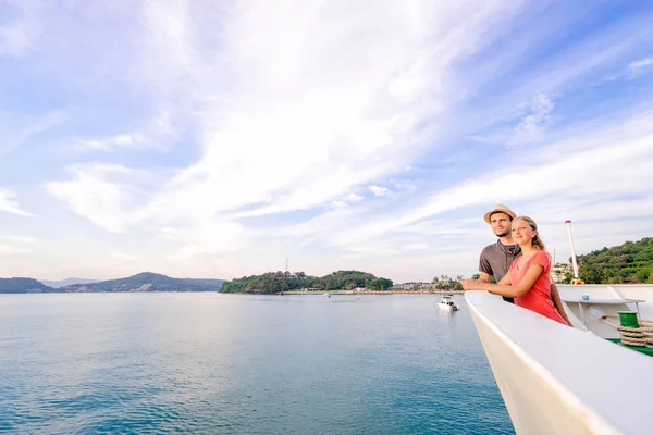 Pareja disfrutando de la vista en barco — Foto de Stock