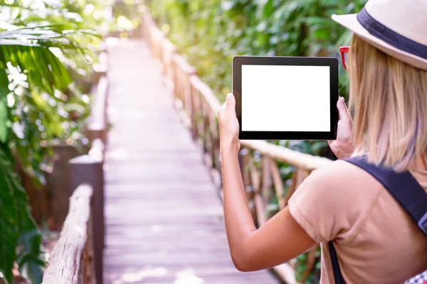 Женщина с помощью планшета в джунглях — стоковое фото