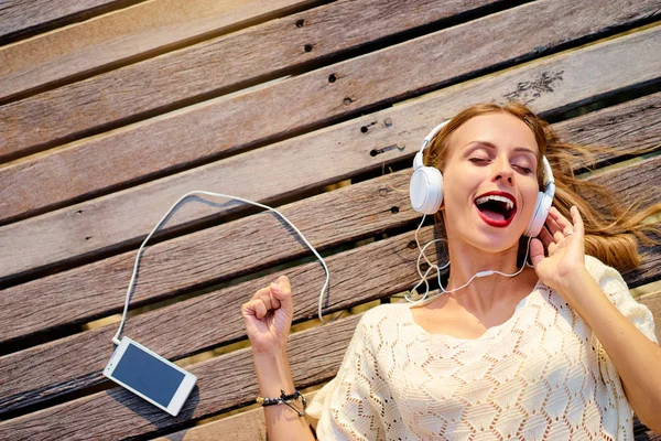 Mujer joven con auriculares — Foto de Stock