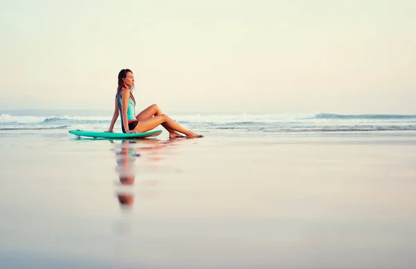 Vrouw zitten op zand — Stockfoto