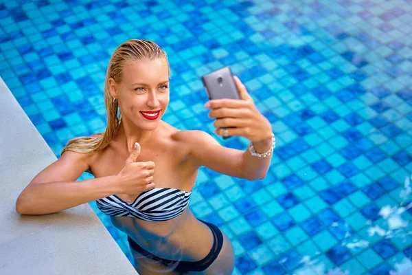 Mujer tomando selfie en piscina — Foto de Stock