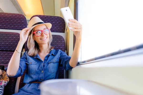 Женщина, путешествующая на поезде — стоковое фото